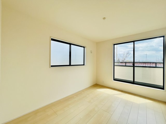 前橋小屋原の洋室|バルコニーに面した明るい洋室♪