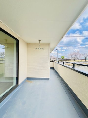 前橋小屋原のバルコニー|２部屋から行き来出来る横長バルコニー♪