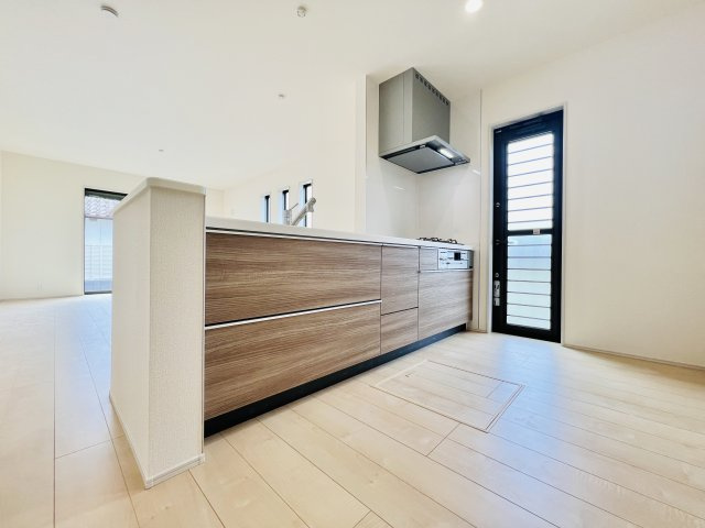 前橋小屋原のキッチン|収納も充実で作業もしやすいキッチンは、ゴミ出しなどにも便利な勝手口付き◎