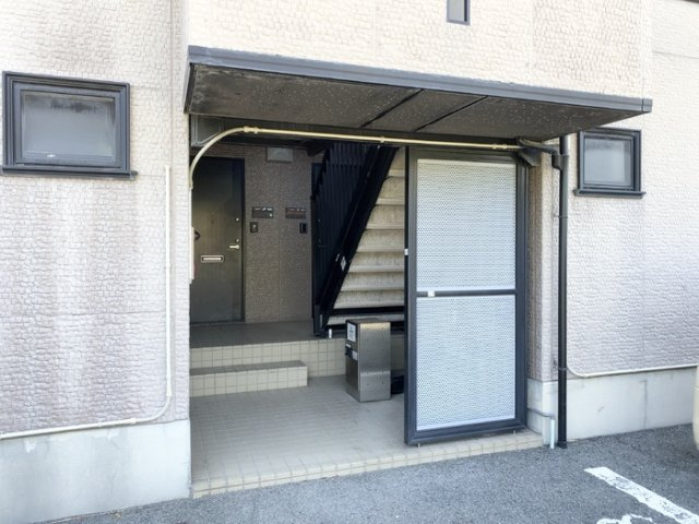 ヴィラクレスト B棟のエントランス