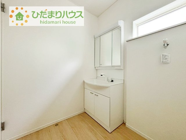 【独立洗面台】 | 下妻市高道祖第4　新築戸建　 | 三面鏡の大きな鏡は憧れます(^^♪
鏡の後ろは収納となっていて、細かいものでも収納できるのでスッキリと整理できます！