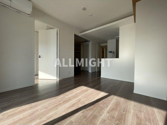 稲城市百村の賃貸マンションの居間・リビング