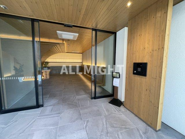 稲城市百村の賃貸マンションのエントランス