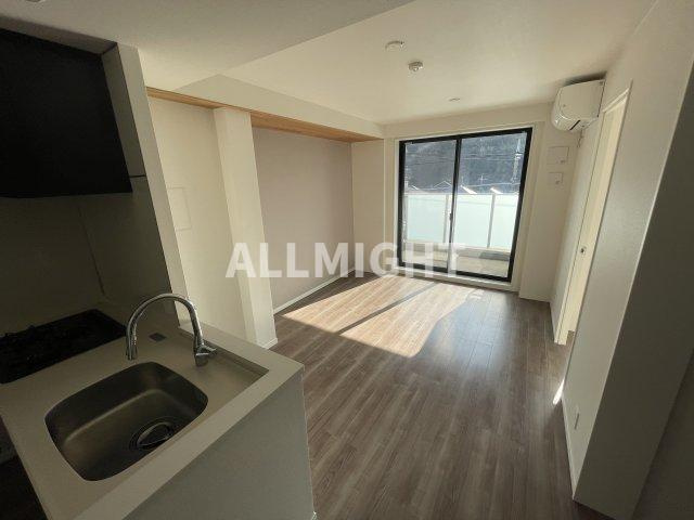 稲城市百村の賃貸マンションの居間・リビング