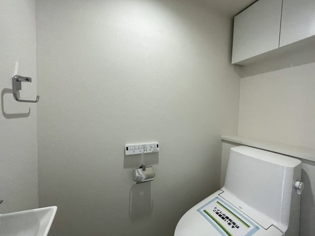普通のマンションは嫌だ！って方は必見！！コレは文句なき希少のプレミアム住戸！室内に階段ある２階建てな、『コスモ横浜和田町ヒルズ』リフォームのトイレ|コンパクトで使いやすいトイレです