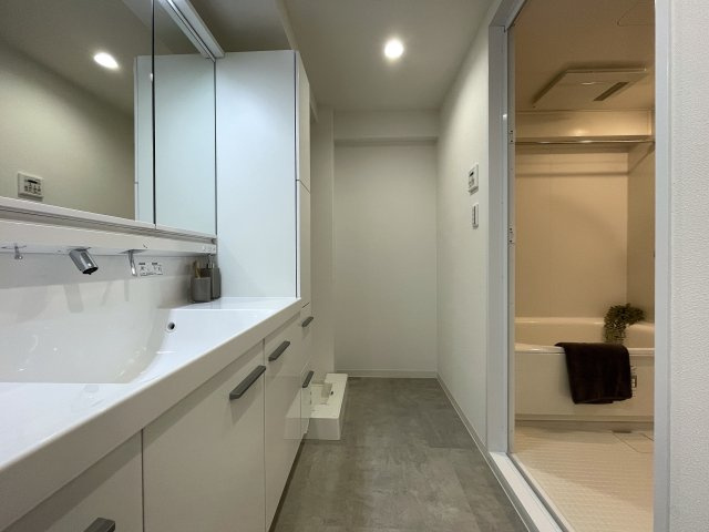 普通のマンションは嫌だ！って方は必見！！コレは文句なき希少のプレミアム住戸！室内に階段ある２階建てな、『コスモ横浜和田町ヒルズ』リフォームの脱衣所