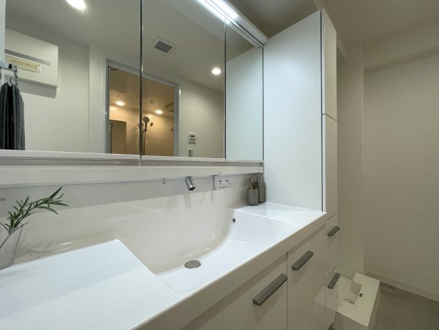 普通のマンションは嫌だ！って方は必見！！コレは文句なき希少のプレミアム住戸！室内に階段ある２階建てな、『コスモ横浜和田町ヒルズ』リフォームの独立洗面台|独立洗面台、小物を置くことができて便利です