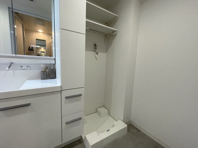普通のマンションは嫌だ！って方は必見！！コレは文句なき希少のプレミアム住戸！室内に階段ある２階建てな、『コスモ横浜和田町ヒルズ』リフォームのランドリースペース|使いやすい独立洗面台です
