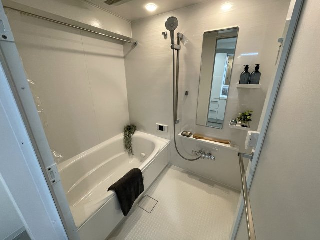 普通のマンションは嫌だ！って方は必見！！コレは文句なき希少のプレミアム住戸！室内に階段ある２階建てな、『コスモ横浜和田町ヒルズ』リフォームの浴室|お風呂です