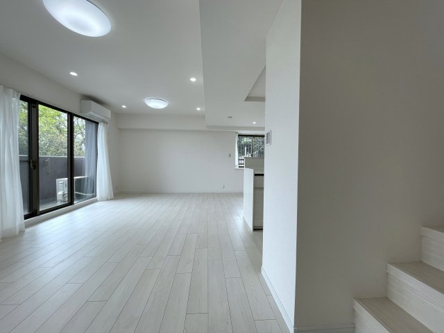 普通のマンションは嫌だ！って方は必見！！コレは文句なき希少のプレミアム住戸！室内に階段ある２階建てな、『コスモ横浜和田町ヒルズ』リフォームの居間・リビング|リビングです