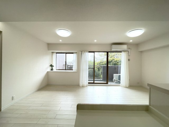 普通のマンションは嫌だ！って方は必見！！コレは文句なき希少のプレミアム住戸！室内に階段ある２階建てな、『コスモ横浜和田町ヒルズ』リフォームの居間・リビング|ゆったり過ごせる居間です