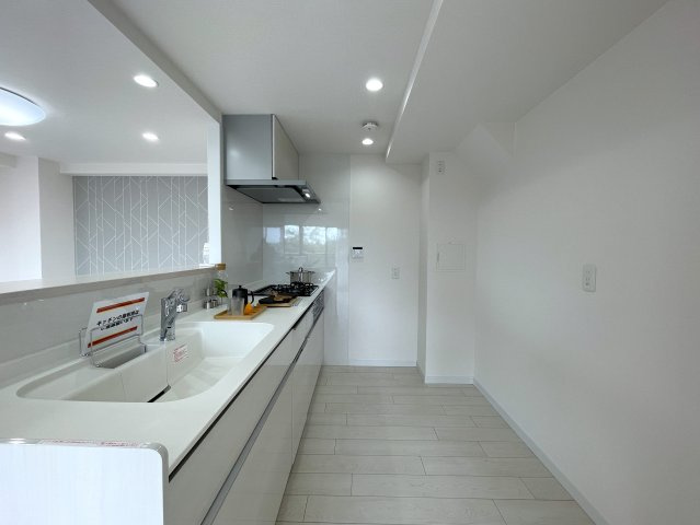 普通のマンションは嫌だ！って方は必見！！コレは文句なき希少のプレミアム住戸！室内に階段ある２階建てな、『コスモ横浜和田町ヒルズ』リフォームのキッチン|お料理しやすいキッチンです