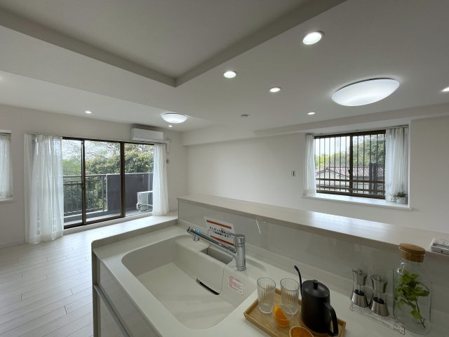 普通のマンションは嫌だ！って方は必見！！コレは文句なき希少のプレミアム住戸！室内に階段ある２階建てな、『コスモ横浜和田町ヒルズ』リフォームの居間・リビング