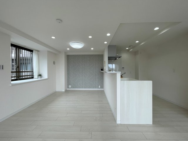 普通のマンションは嫌だ！って方は必見！！コレは文句なき希少のプレミアム住戸！室内に階段ある２階建てな、『コスモ横浜和田町ヒルズ』リフォームの居間・リビング