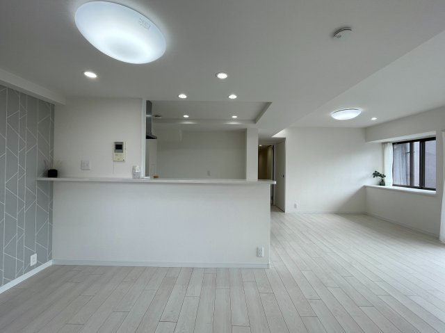 普通のマンションは嫌だ！って方は必見！！コレは文句なき希少のプレミアム住戸！室内に階段ある２階建てな、『コスモ横浜和田町ヒルズ』リフォームの居間・リビング|使いやすいリビングです