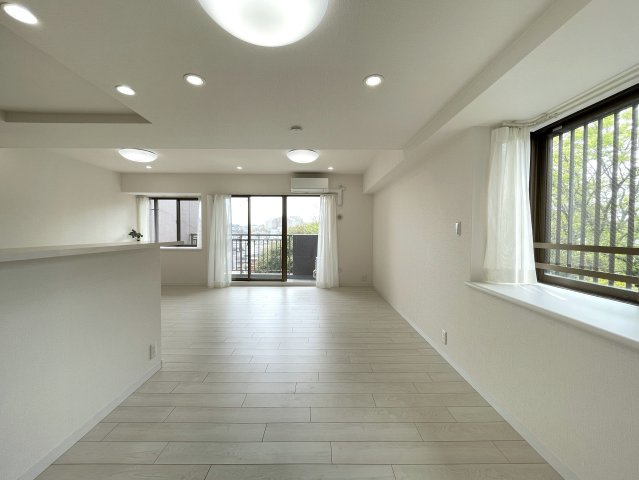 普通のマンションは嫌だ！って方は必見！！コレは文句なき希少のプレミアム住戸！室内に階段ある２階建てな、『コスモ横浜和田町ヒルズ』リフォームの居間・リビング|おしゃれなリビングです