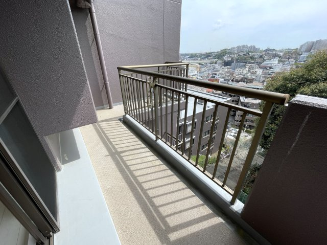 普通のマンションは嫌だ！って方は必見！！コレは文句なき希少のプレミアム住戸！室内に階段ある２階建てな、『コスモ横浜和田町ヒルズ』リフォームのバルコニー|落ち着いた時間を過ごせるバルコニーです