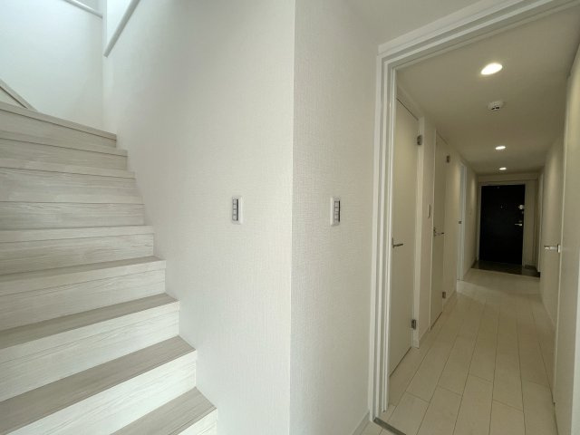 普通のマンションは嫌だ！って方は必見！！コレは文句なき希少のプレミアム住戸！室内に階段ある２階建てな、『コスモ横浜和田町ヒルズ』リフォームの内装|過ごしやすい室内です