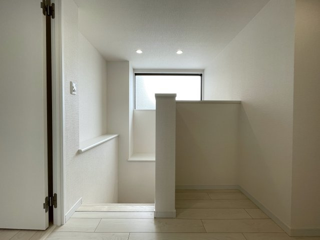 普通のマンションは嫌だ！って方は必見！！コレは文句なき希少のプレミアム住戸！室内に階段ある２階建てな、『コスモ横浜和田町ヒルズ』リフォームの内装|明るい室内です
