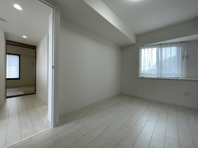 普通のマンションは嫌だ！って方は必見！！コレは文句なき希少のプレミアム住戸！室内に階段ある２階建てな、『コスモ横浜和田町ヒルズ』リフォームの洋室|明るい洋室です