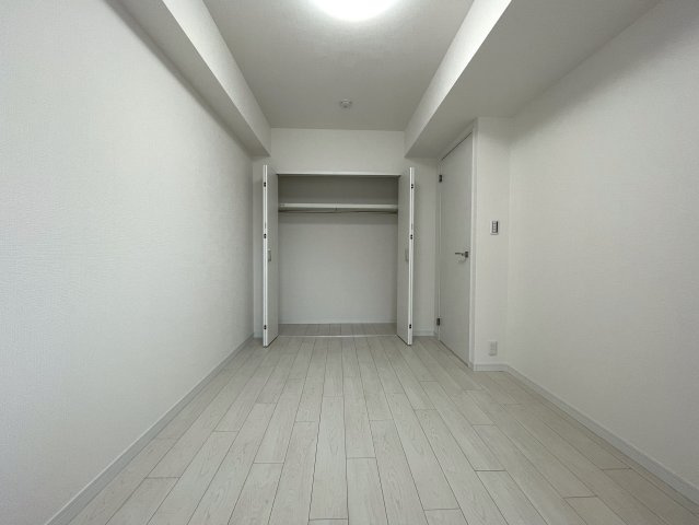 普通のマンションは嫌だ！って方は必見！！コレは文句なき希少のプレミアム住戸！室内に階段ある２階建てな、『コスモ横浜和田町ヒルズ』リフォームの洋室|広々とした洋室です