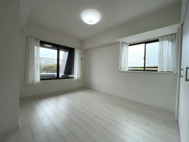 普通のマンションは嫌だ！って方は必見！！コレは文句なき希少のプレミアム住戸！室内に階段ある２階建てな、『コスモ横浜和田町ヒルズ』リフォームの洋室|きれいな洋室です