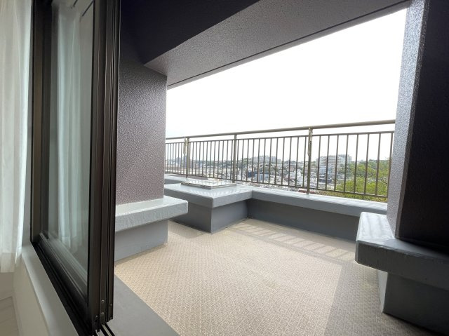 普通のマンションは嫌だ！って方は必見！！コレは文句なき希少のプレミアム住戸！室内に階段ある２階建てな、『コスモ横浜和田町ヒルズ』リフォームのバルコニー|広々としたバルコニーです