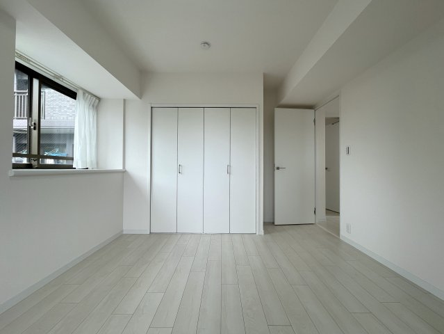 普通のマンションは嫌だ！って方は必見！！コレは文句なき希少のプレミアム住戸！室内に階段ある２階建てな、『コスモ横浜和田町ヒルズ』リフォームの洋室|広々とした洋室です