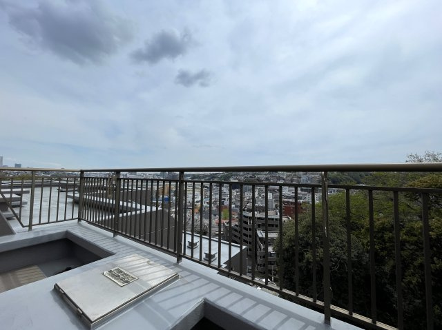 普通のマンションは嫌だ！って方は必見！！コレは文句なき希少のプレミアム住戸！室内に階段ある２階建てな、『コスモ横浜和田町ヒルズ』リフォームのバルコニー|広々としたバルコニーです