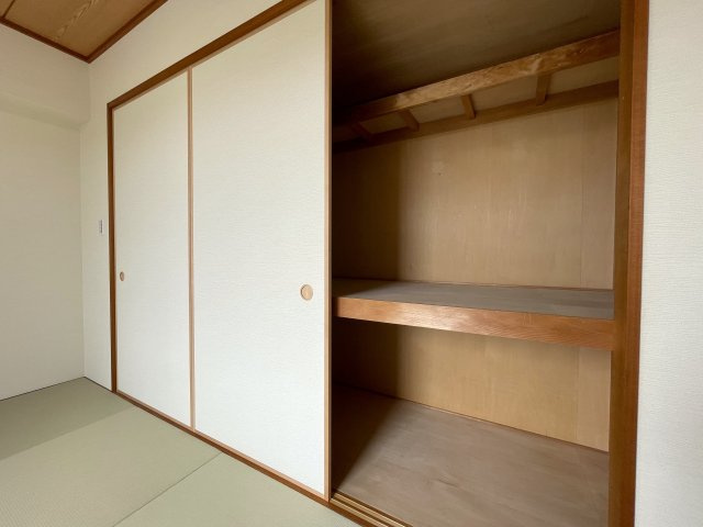普通のマンションは嫌だ！って方は必見！！コレは文句なき希少のプレミアム住戸！室内に階段ある２階建てな、『コスモ横浜和田町ヒルズ』リフォームの和室|きれいな和室です
