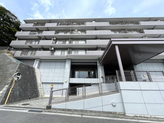 普通のマンションは嫌だ！って方は必見！！コレは文句なき希少のプレミアム住戸！室内に階段ある２階建てな、『コスモ横浜和田町ヒルズ』リフォームの外観|外観は落ち着いています