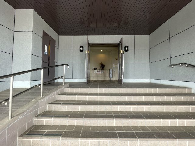 普通のマンションは嫌だ！って方は必見！！コレは文句なき希少のプレミアム住戸！室内に階段ある２階建てな、『コスモ横浜和田町ヒルズ』リフォームのエントランス|毎日通るエントランスはこのようになっています