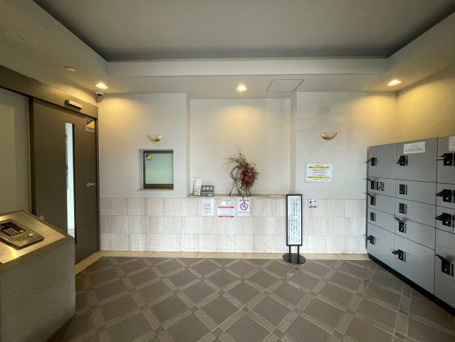 普通のマンションは嫌だ！って方は必見！！コレは文句なき希少のプレミアム住戸！室内に階段ある２階建てな、『コスモ横浜和田町ヒルズ』リフォームのエントランス|清潔なエントランスです