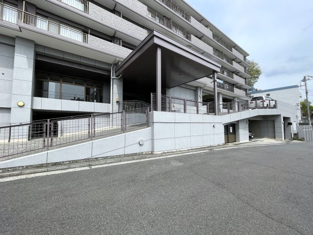 普通のマンションは嫌だ！って方は必見！！コレは文句なき希少のプレミアム住戸！室内に階段ある２階建てな、『コスモ横浜和田町ヒルズ』リフォームの外観|外観です
