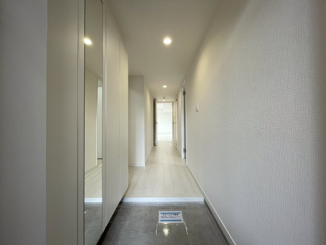 普通のマンションは嫌だ！って方は必見！！コレは文句なき希少のプレミアム住戸！室内に階段ある２階建てな、『コスモ横浜和田町ヒルズ』リフォームの玄関|ゆったりとした玄関です