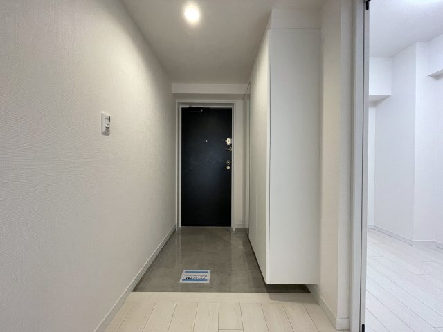 普通のマンションは嫌だ！って方は必見！！コレは文句なき希少のプレミアム住戸！室内に階段ある２階建てな、『コスモ横浜和田町ヒルズ』リフォームの玄関|玄関です