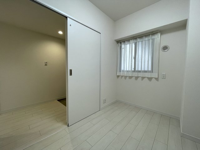 普通のマンションは嫌だ！って方は必見！！コレは文句なき希少のプレミアム住戸！室内に階段ある２階建てな、『コスモ横浜和田町ヒルズ』リフォームの収納|納戸3.1帖です