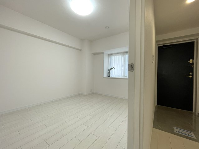 普通のマンションは嫌だ！って方は必見！！コレは文句なき希少のプレミアム住戸！室内に階段ある２階建てな、『コスモ横浜和田町ヒルズ』リフォームの洋室|明るい洋室です