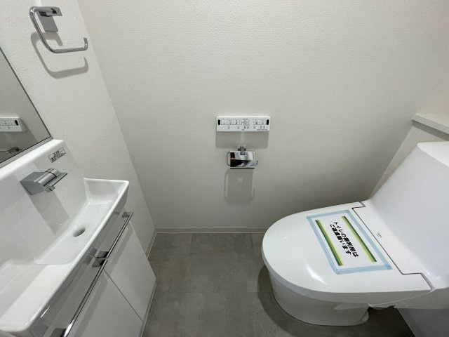 普通のマンションは嫌だ！って方は必見！！コレは文句なき希少のプレミアム住戸！室内に階段ある２階建てな、『コスモ横浜和田町ヒルズ』リフォームのトイレ|落ち着いたトイレです