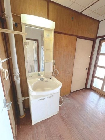 富田第2住宅の独立洗面台