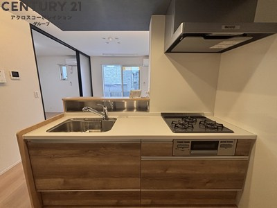 収納豊富なシステムキッチン3口ガスコンロ