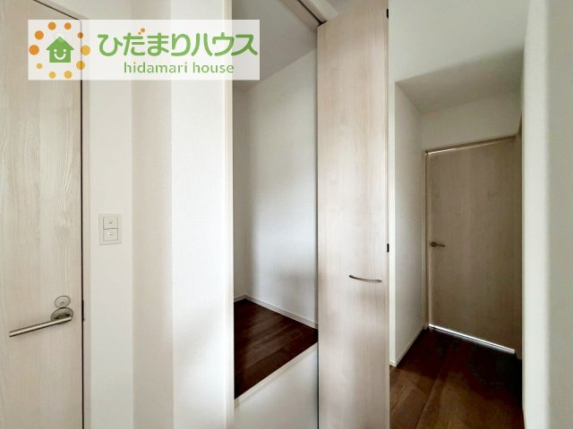 【収納】 | 我孫子市第3若松　新築戸建　2号棟 | 便利な廊下収納があるので掃除機や買いだめする洗面所用品はもちろん、箱買いしたペットボトルまでしまえます(^^)