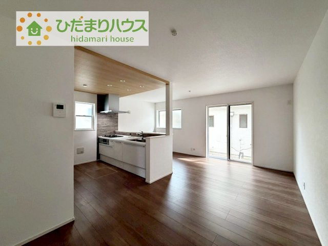 【居間・リビング】 | 我孫子市第3若松　新築戸建　2号棟 | リビングの大きな窓からは、暖かな日の光が降り注ぎます・・・