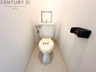シンプルで掃除のしやすいトイレです♪