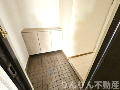【玄関】 | ロワイヤル徳島 | 収納もある玄関です