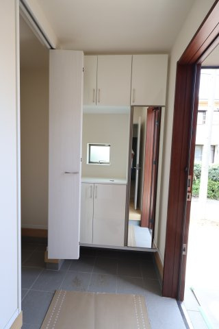 《仲介手数料無料》上尾市緑丘４丁目10-8新築一戸建てハートフルタウンの玄関