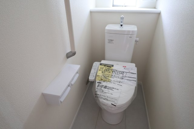 《仲介手数料無料》上尾市緑丘４丁目10-8新築一戸建てハートフルタウンのトイレ|1階