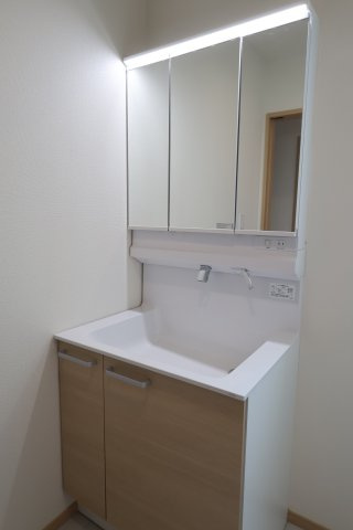 《仲介手数料無料》上尾市緑丘４丁目10-8新築一戸建てハートフルタウンの独立洗面台