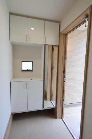 《仲介手数料無料》上尾市緑丘４丁目10-8新築一戸建てハートフルタウンの玄関