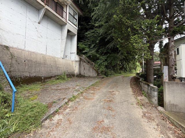 伊東市静海荘　賃貸住宅の外観|前面道路含む現地写真